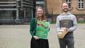 Bereiten alles vor für die Eröffnung der Saatgutbibliothek: Verena Schlupp und Yannik Croin