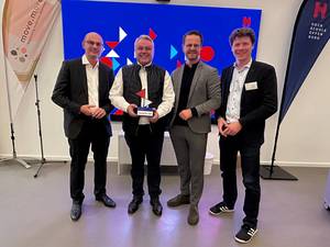Professor Alfred Isele (zweiter von links) nahm den mit 2.000 Euro dotierten Transferpreis der Hochschule Offenburg für das Projekt „Industrie on Campus“ entgegen. Mit im Bild (v. l): Hochschulrektor Stephan Trahasch, Oberbürgermeister Marco Steffens und der Geschäftsführer von Black Forest Innovation, Florian Appel.
