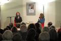 Wortspiel 2024: Stadtbibliotheksleiterin Malena Kimmig (r.) im Gespräch mit der Schriftstellerin Iris Wolff.