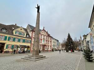 Die Ursulasäule vor dem Historischen Rathaus