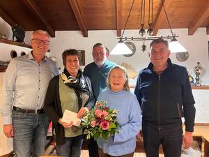 Mit dabei bei der Spendenübergabe (v. l.): Gerd Bauert (1. Zunftmeister Narrenzunft Beiabsäger Hofier), Ingrid Spitznagel (ETSV 1846 Jahn Offenburg), Achim Richter, Ulrike Richter (Leichtathletik- und Freizeitsportverein Schutterwald), Jürgen Oßwald (Organisator hoch3 –Firmenlauf.